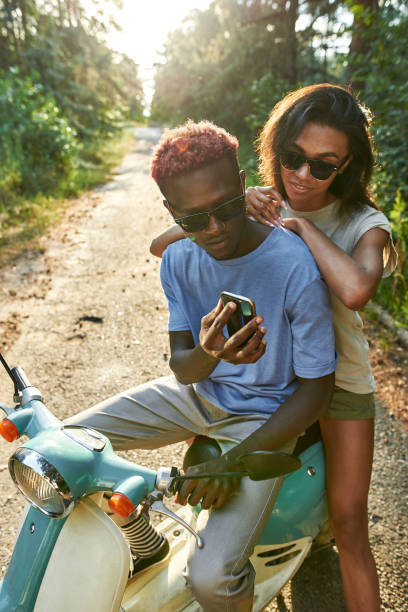 heureux homme et femme afro-américain en scooter - motorcycle motor scooter couple young adult photos et images de collection