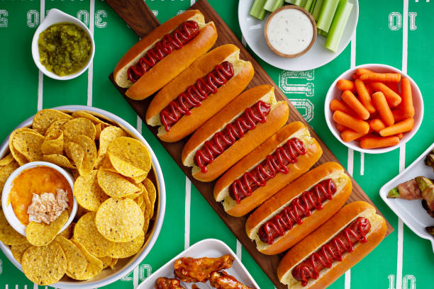 хот-доги на игровой день - hot dog snack food ketchup стоковые фото и изображения