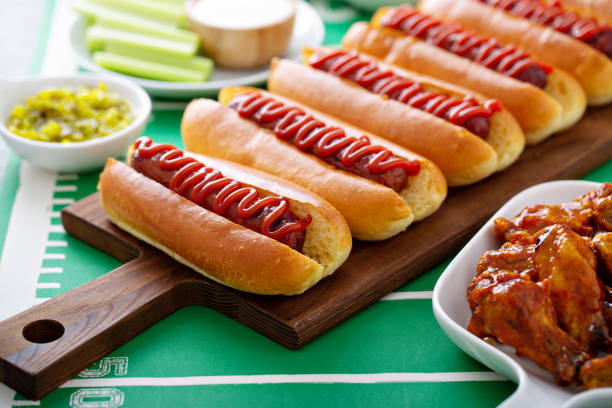 хот-доги на игровой день - hot dog snack food ketchup стоковые фото и изображения