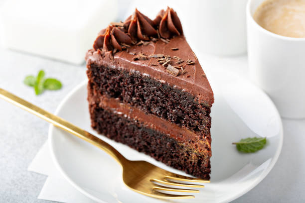 dunkle schokoladenkuchenscheibe - chocolate cake stock-fotos und bilder