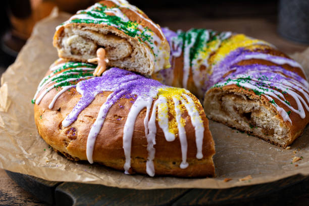 king cake for mardi gras - necklace jewelry bead homemade imagens e fotografias de stock