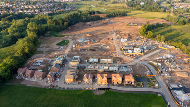 vue aérienne d’un nouveau chantier de construction de logements en angleterre, au royaume-uni - building exterior built structure uk construction photos et images de collection