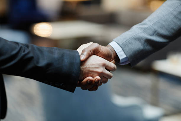 close up uomini d'affari che stringono la mano - handshake foto e immagini stock