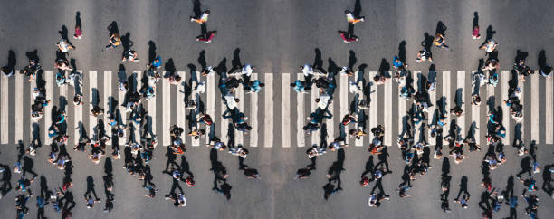 도시의 횡단 보도에서 사람들의 군중 - 보행자의 머리 위 파노라마 촬영 - crossing people panoramic road 뉴스 사진 이미지