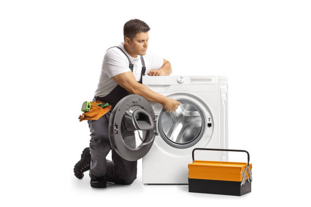 reapairman firxing стиральная машина - repairing appliance clothes washer repairman стоковые фото и изображения