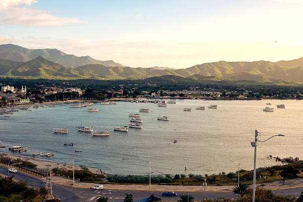 панорамный вид на побережье, пляж, небо, горы, отель, город, лодки - venezuela стоковые фото и изображения
