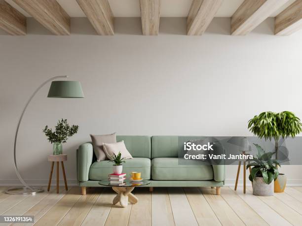 緑のソファは空の壁と木製のテーブルが付いているモダンなアパートメントのインテリア - 居間のストックフォトや画像を多数ご用意 - 居間, 家の中, 家庭生活