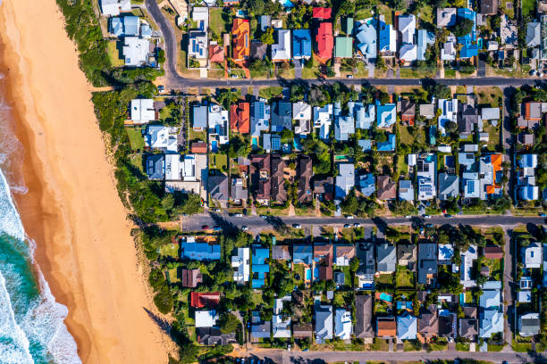 techos de perspectiva aérea del suburbio costero - coastal property fotografías e imágenes de stock
