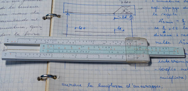 crayon, ancienne règle de diapositive et page de calculatrice électronique scientifique avec les calculs en cours - slide rule photos et images de collection