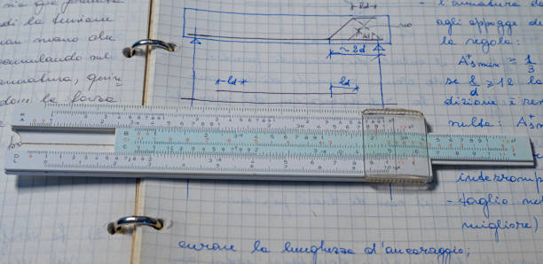 鉛筆、古いスライドルールと進行中の計算と科学電子計算ページ - 三角法 ストックフォトと画像