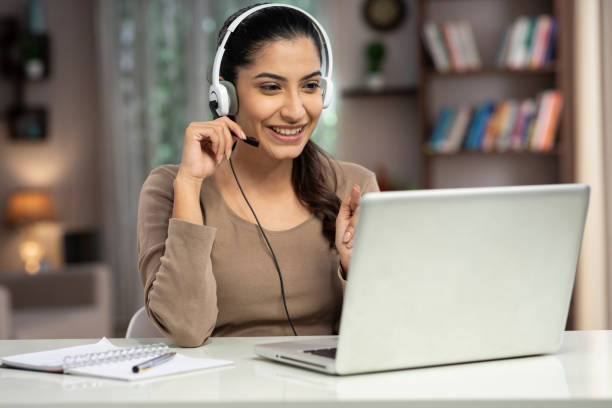 自宅で働く若い女性テレマーケターとitサポートワーカーのショット:- ストック写真 - working at home headset telecommuting computer ストックフォトと画像