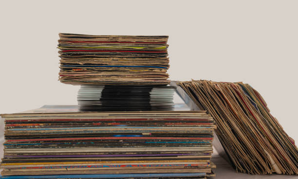 pile of retro vinyl 45 and 33 rpm singles records - 33 rpm imagens e fotografias de stock