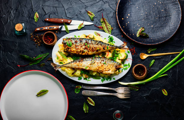 caballa entera al horno con patatas - prepared fish cooked dinner mackerel fotografías e imágenes de stock