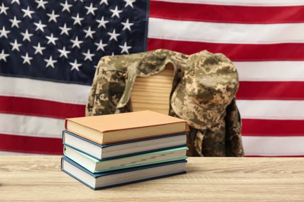 livros e uniforme de soldado perto da bandeira dos estados unidos. educação militar - striped military sergeant army - fotografias e filmes do acervo