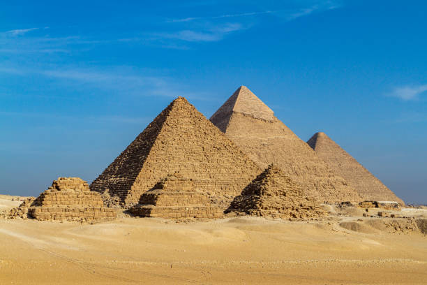 les pyramides et le sphinx de gizeh en égypte - glastonbury festival photos et images de collection