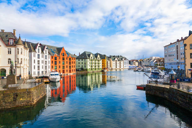 Canal with colourful houses in Alesund, Norway Canal with colourful houses in Alesund, Norway more og romsdal county stock pictures, royalty-free photos & images