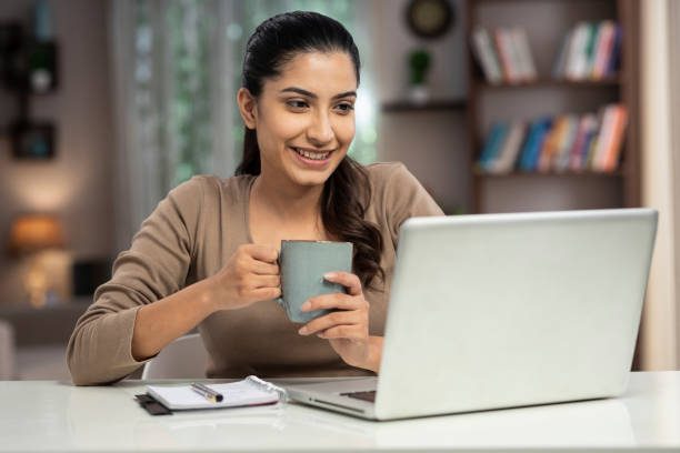 自宅で勉強している若い女性のショット;- ストック写真 ストックフォト