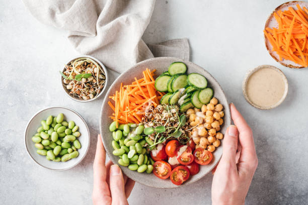 ブッダボウル、ビーガンバランスのとれた豆と食事 - nut directly above multi colored food ストックフォトと画像