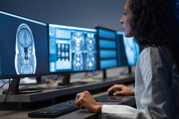 radiologa femminile che analizza l'immagine della risonanza teste - radiologist computer doctor mri scan foto e immagini stock