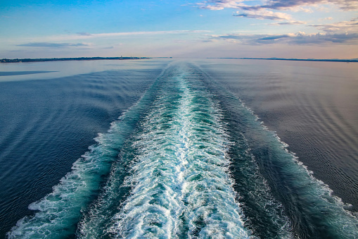 Estela de un barco a través del océano mientras navega por el Báltico hermoso día. photo