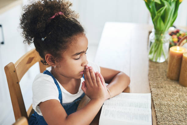 foto de una joven rezando en casa - praying girl fotografías e imágenes de stock