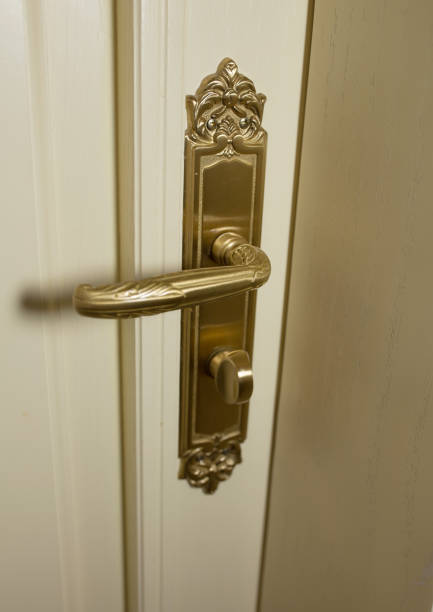 retro style gold handle of a door - door symmetry wood hotel imagens e fotografias de stock