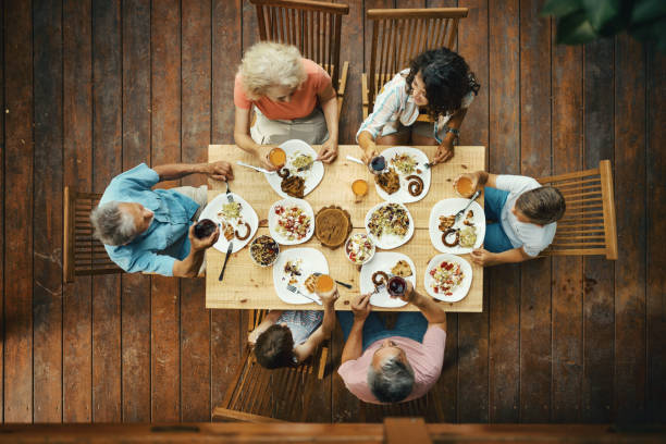 amici e familiari che cenano. - dining table people foods and drinks restaurant foto e immagini stock
