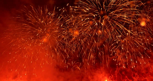 Red Firework celebrate anniversary happy new year 2022, 4th of july holiday festival. red firework in night time celebrate national holiday. Countdown to new year 2022 festival party time event fuegos artificiales rojos celebran aniversario feliz año nuevo 2022, 4 de julio festival de vacaciones. fuegos artificiales rojos en la noche celebran la fiesta nacional. cuenta atrás para el evento de la fiesta del festival de año nuevo 2022