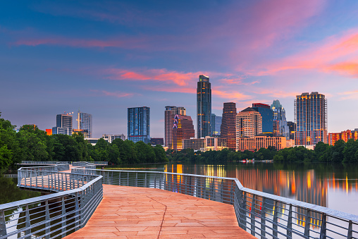 Austin, Texas, EE.UU. horizonte del centro de la ciudad sobre el río Colorado photo