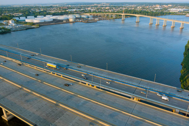 Traffic on the motorway in the road Alfred E. Driscoll Bridge over the water across Raritan River with heavy traffic on rush hour Traffic on the motorway in the road Alfred E. Driscoll Bridge over the water across Raritan River with heavy traffic on rush hour in of Woodbridge town New Jersey Woodbridge stock pictures, royalty-free photos & images