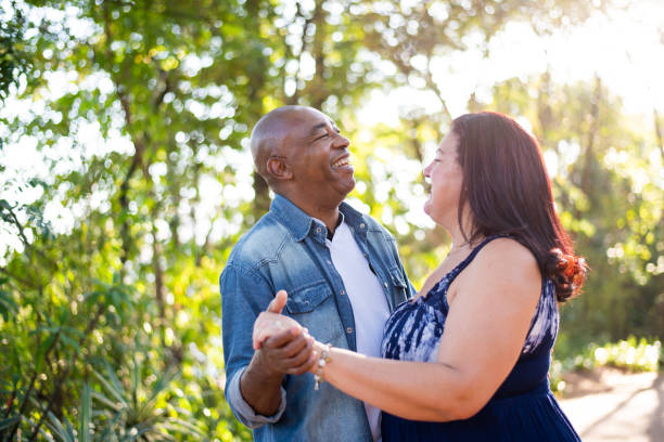pareja de mediana edad sonriendo - mature adult couple caucasian outdoors fotografías e imágenes de stock
