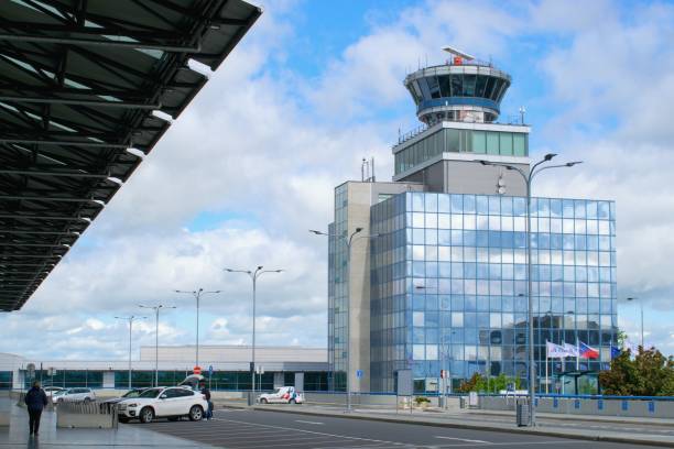 ヴァツラフ・ハヴェル空港 プラハ航空交通管制塔 - air traffic control tower airport runway air travel ストックフォトと画像