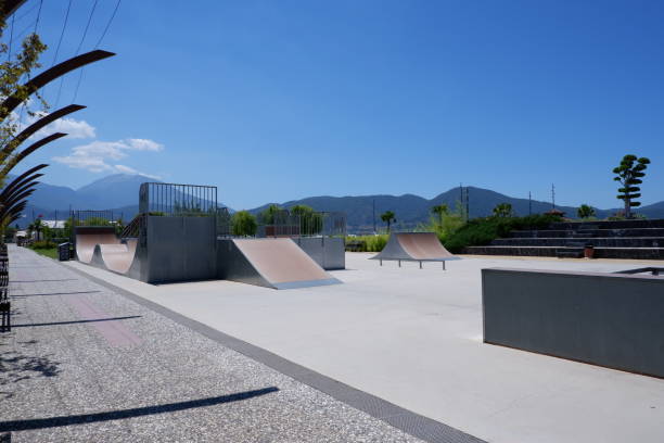 leerer skatepark-blick im öffentlichen park - skateboard park ramp skateboard graffiti stock-fotos und bilder