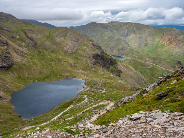 sentier pédestre du vieil homme de coniston - lakedistrict photos et images de collection