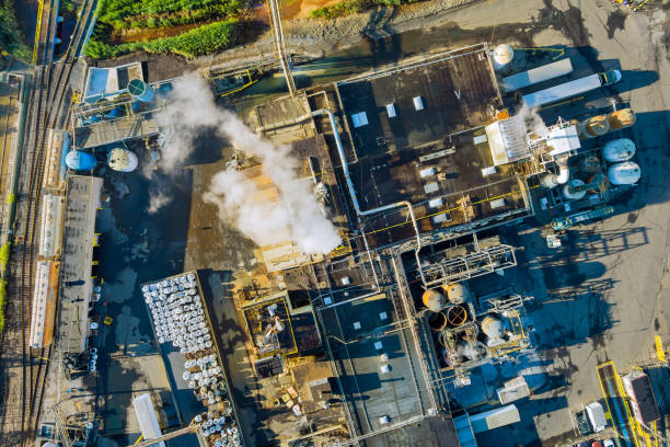 vista panoramica aerea dei serbatoi per la miscelazione chimica impianto industriale con sistema di industria chimica - industrial district foto e immagini stock