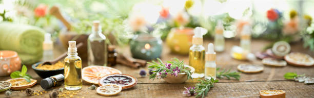 에센셜 오일 배경 - lavender orange fruit table 뉴스 사진 이미지