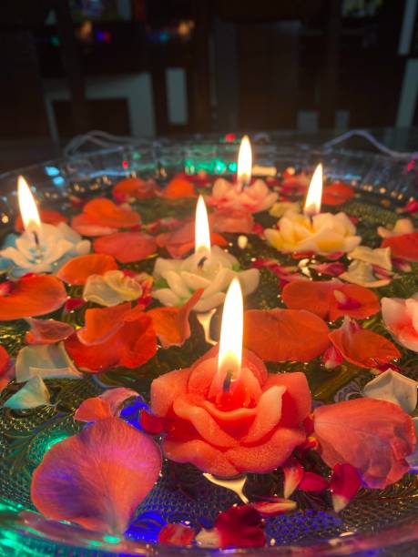 velas flotantes - floating candle fotografías e imágenes de stock