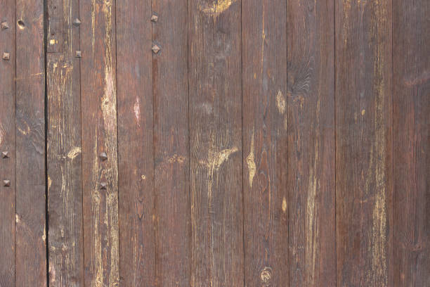 поверхность старой деревянной стены из досок потемнела от времени и погоды. - traditional culture pattern rural scene surface level стоковые фото и изображения