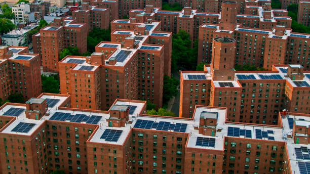 солнечные панели на крышах stuytown на манхэттене - aerial - manhattan aerial view new york city city стоковые фото и изображения