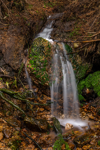 Pequeña cascada cerca del valle de Lisci en el día de color de primavera photo