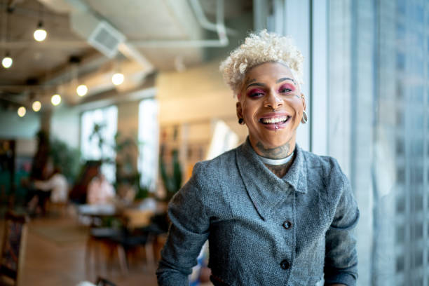 portrait d’une femme d’affaires au travail - pierced photos et images de collection