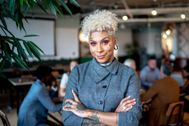 portrait d’une femme d’affaires au travail - mode de vie alternatif photos et images de collection