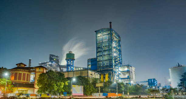 grande usina siderúrgica com a chaminé à noite de jamshedpur, jharkhand, índia - factory night skyline sky - fotografias e filmes do acervo