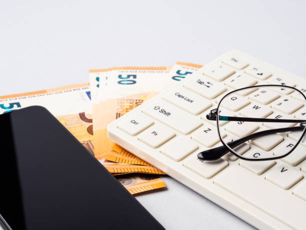 billetes en euros, teclado, smartphone y gafas, banca en línea, negocios, concepto de préstamo estudiantil - euro symbol currency internet computer keyboard fotografías e imágenes de stock