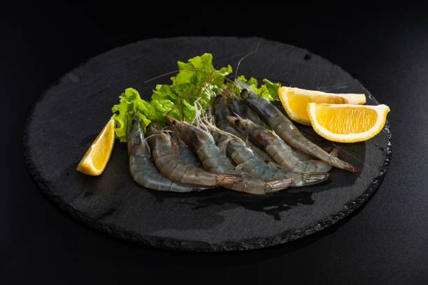 crevettes fruits de mer farine de crevettes. tigre noir - black tiger shrimp photos et images de collection