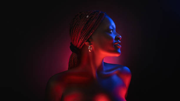 stilvolle afro-mädchen-porträt in der nähe von rosa blau neon licht zeichen. porträt in kühlem neonlicht. - futurismus stock-fotos und bilder