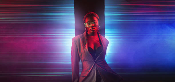 donna futuristica che indossa occhiali con luce al neon. - dancing clubbing fashion model women foto e immagini stock