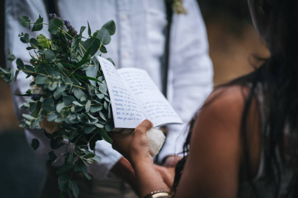 młoda para poślubić na skalistej plaży w sukni ślubnej - book reading dress women zdjęcia i obrazy z banku zdjęć