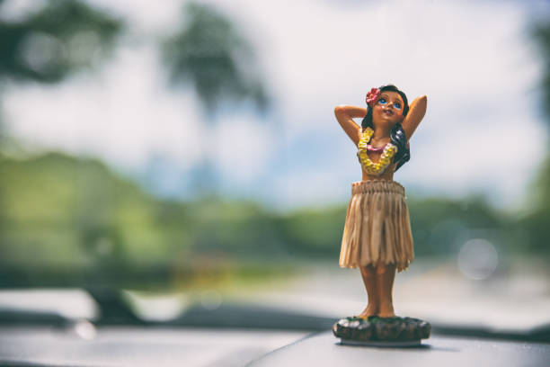 hawaï voyage voiture road trip tableau de bord hula danseur - souvenir de vacances photos et images de collection