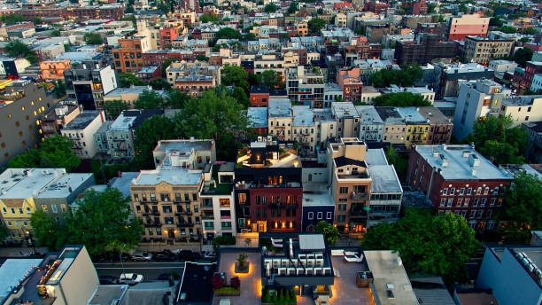 calles de brooklyn al anochecer - aerial - green point fotografías e imágenes de stock